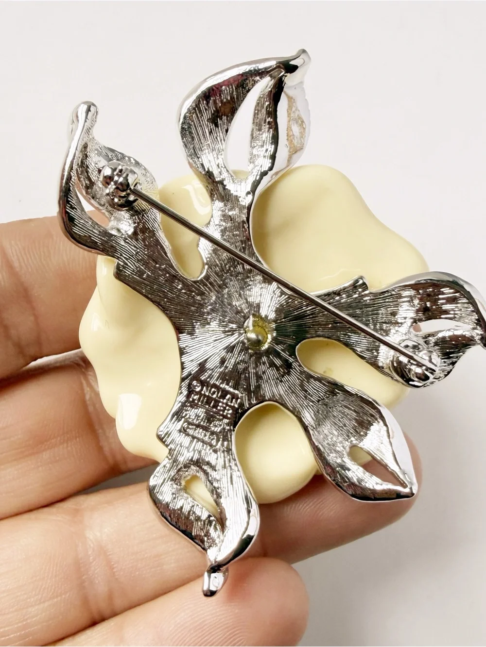 Nolan Miller Camellia Flower Cream Lucite Rhinestone Brooch Glamour Collection - Picture 7 of 8